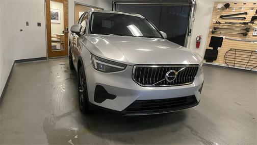 2025 Volvo XC40 B5 Core Bright Theme