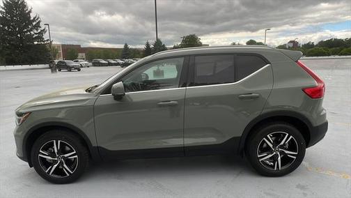 2025 Volvo XC40 B5 Core Bright Theme