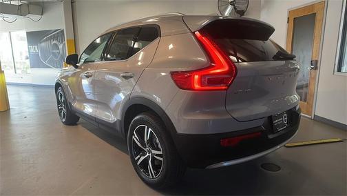 2025 Volvo XC40 B5 Core Bright Theme