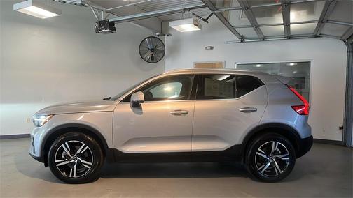 2025 Volvo XC40 B5 Core Bright Theme