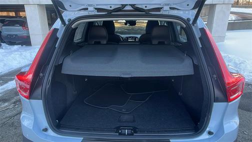 2025 Volvo XC40 B5 Core Bright Theme