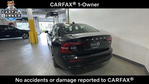 Onyx Black Metallic 2024 Volvo S60 B5 Plus Dark Theme