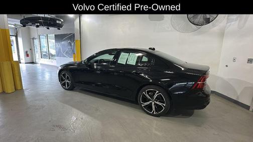 Onyx Black Metallic 2024 Volvo S60 B5 Plus Dark Theme