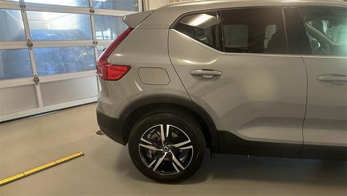 2025 Volvo XC40 B5 Core Bright Theme
