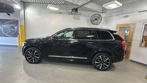 2023 Volvo XC90 B5 Plus
