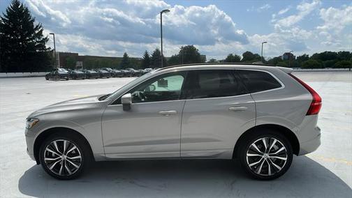 2022 Volvo XC60 B5 Momentum