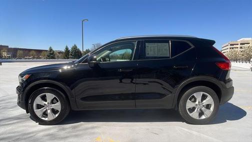 2021 Volvo XC40 T5 Momentum
