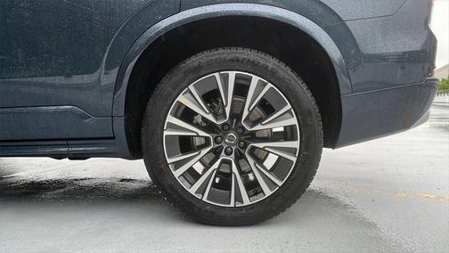 2022 Volvo XC90 T6 Momentum