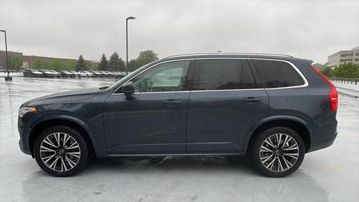 2022 Volvo XC90 T6 Momentum