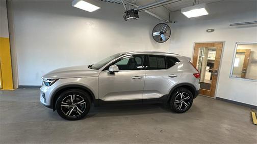 2025 Volvo XC40 B5 Core Bright Theme