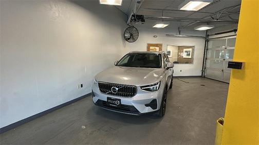 2025 Volvo XC40 B5 Core Bright Theme