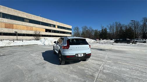 2026 Volvo XC40 Plus, B5 AWD Gas (mild hybrid), Dark
