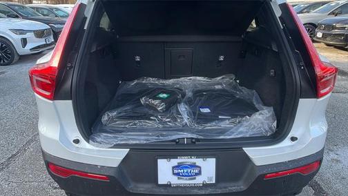 2025 Volvo XC40 B5 Plus Dark Theme