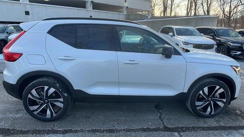 2025 Volvo XC40 B5 Plus Dark Theme