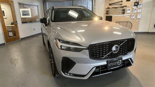 2023 Volvo XC60 B5 Plus Dark Theme