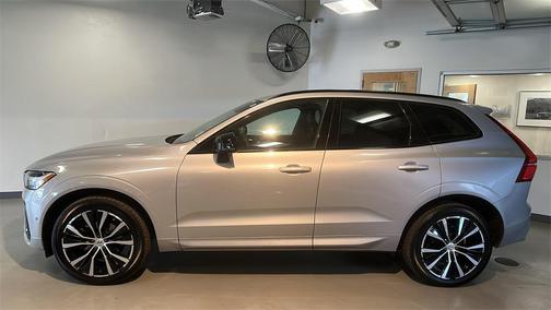 2023 Volvo XC60 B5 Plus Dark Theme