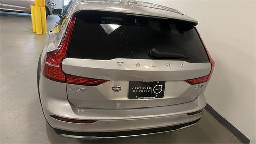 2025 Volvo V60 Cross Country B5 Plus