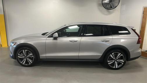 2025 Volvo V60 Cross Country B5 Plus