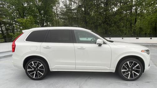 2022 Volvo XC90 T6 Momentum