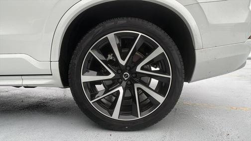 2022 Volvo XC90 T6 Momentum