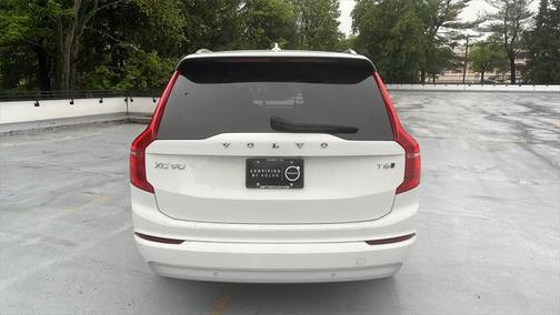 2022 Volvo XC90 T6 Momentum