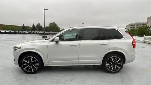 2022 Volvo XC90 T6 Momentum