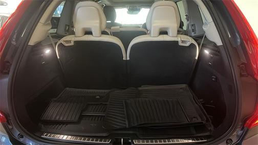 2022 Volvo XC90 T6 Momentum