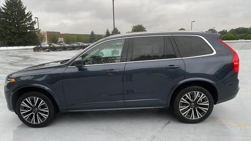 2022 Volvo XC90 T6 Momentum