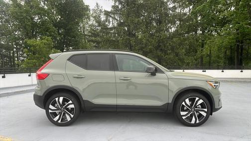 2025 Volvo XC40 B5 Ultra Dark Theme
