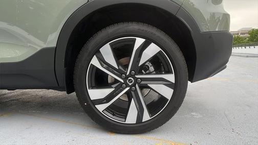 2025 Volvo XC40 B5 Ultra Dark Theme