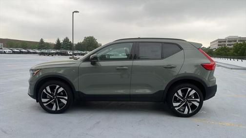 2025 Volvo XC40 B5 Ultra Dark Theme