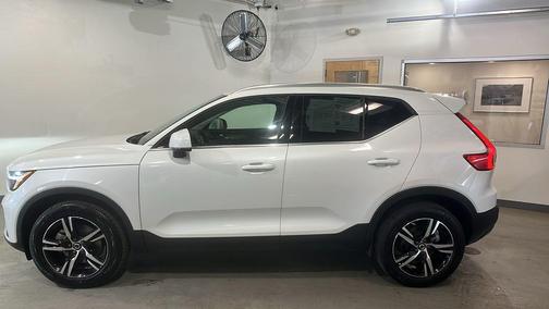 2025 Volvo XC40 B5 Core Bright Theme