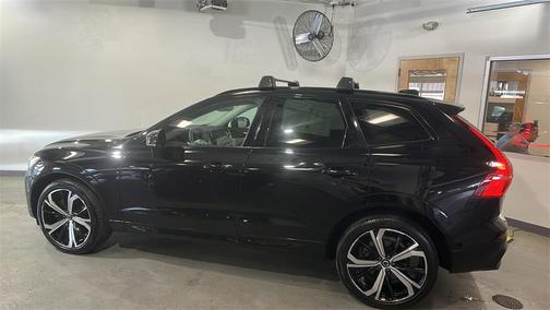 2023 Volvo XC60 B6 Ultimate Dark Theme