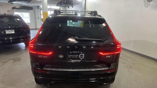 2023 Volvo XC60 B6 Ultimate Dark Theme