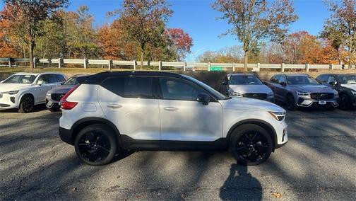 2026 Volvo XC40 Black Edition Ultra, B5 AWD Gas (mild hybrid)