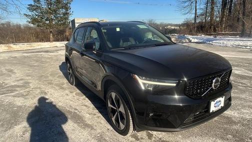 2025 Volvo XC40 B5 Plus Dark Theme
