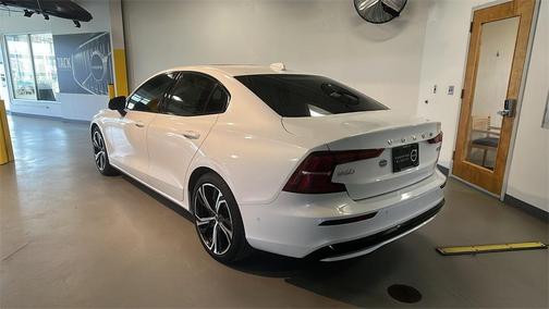 2024 Volvo S60 B5 Ultimate Dark Theme