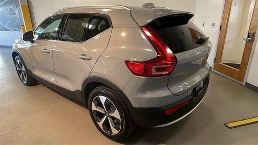 2025 Volvo XC40 B5 Plus Bright Theme