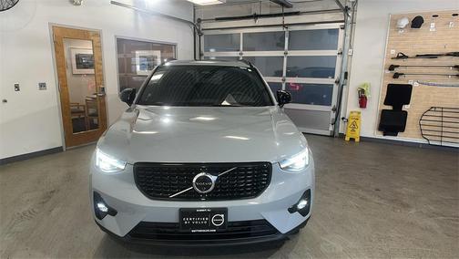 2025 Volvo XC40 B5 Plus Dark Theme