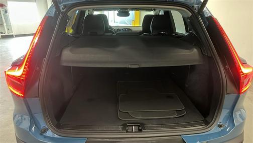 2025 Volvo XC40 B5 Core Bright Theme