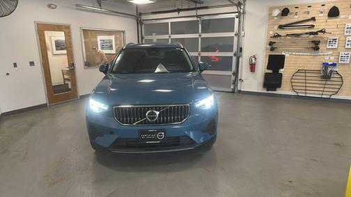 2025 Volvo XC40 B5 Core Bright Theme