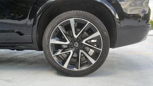 2022 Volvo XC90 T6 Momentum