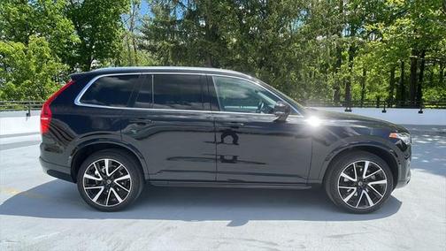 2022 Volvo XC90 T6 Momentum