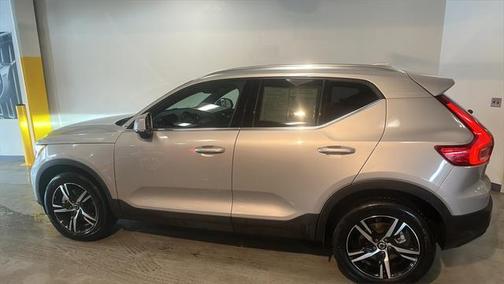 2025 Volvo XC40 B5 Core Bright Theme