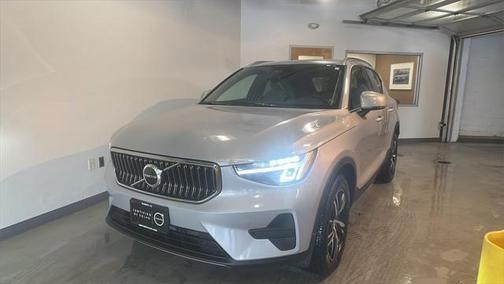 2025 Volvo XC40 B5 Core Bright Theme