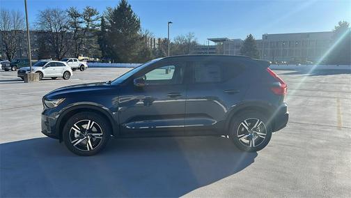 2026 Volvo XC40 Core, B5 AWD Gas (mild hybrid), Dark