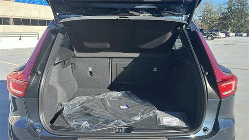 2026 Volvo XC40 Core, B5 AWD Gas (mild hybrid), Dark