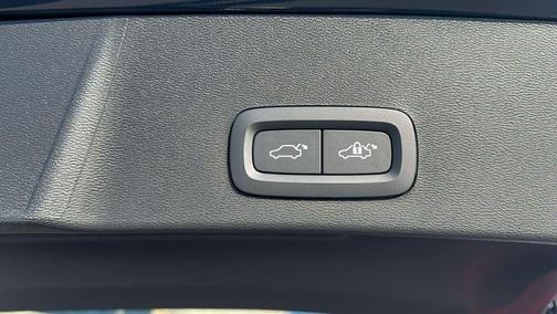 2026 Volvo XC40 Core, B5 AWD Gas (mild hybrid), Dark