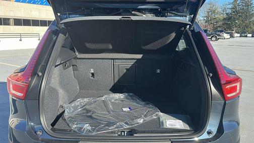 2026 Volvo XC40 Core, B5 AWD Gas (mild hybrid), Dark