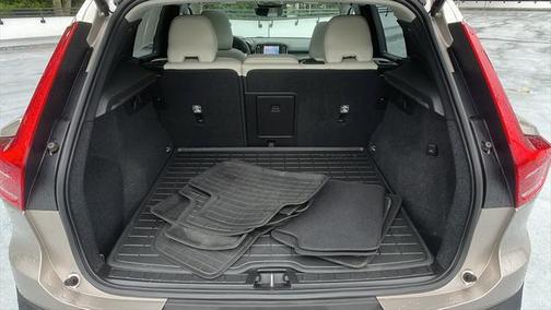 2023 Volvo XC40 B5 Plus Dark Theme